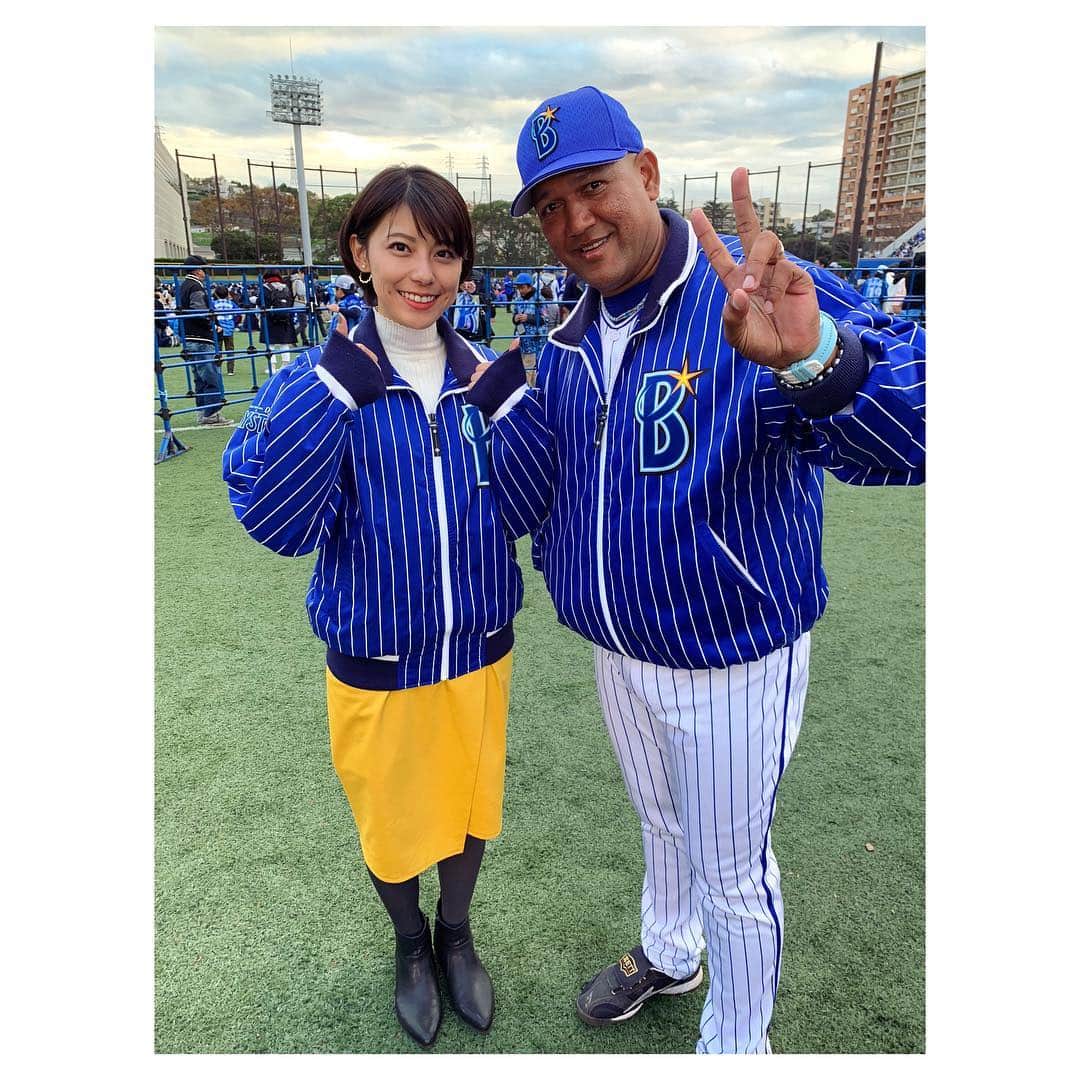 上村彩子さんのインスタグラム写真 - (上村彩子Instagram)「. ⚾️ . 今日は7球団のファンフェスが あったそうで。 チームの雰囲気や仲の良さがわかって、 見てて嬉しいですよね😊 . 私は今年も球団のブルゾンを 着させていただきました💙 ラミレス監督と一枚📸 . #横浜DeNAベイスターズ #baystars #ファンフェスティバル」11月23日 18時24分 - saekokamimura
