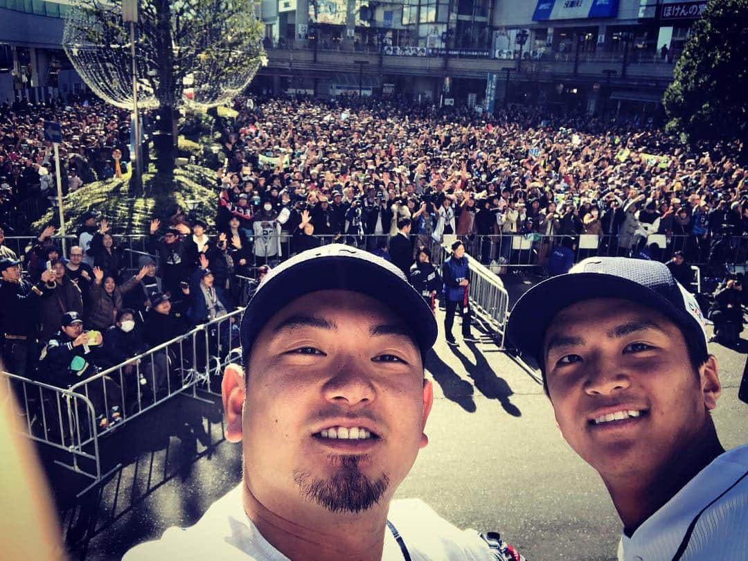 森友哉さんのインスタグラム写真 - (森友哉Instagram)「ファン感、パレード おつかれしたー！！ いい一日にでした！！」11月23日 18時39分 - tomoyaaa0808