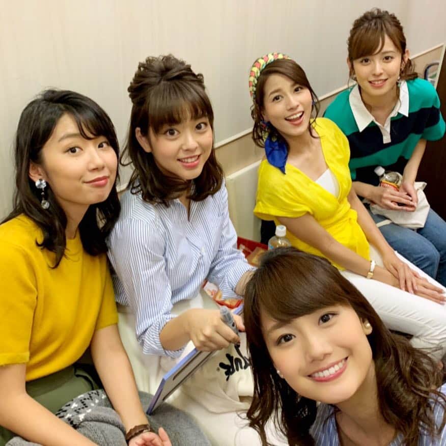 フジテレビアナウンサーのインスタグラム：「・ 9月に行われたカレンダー発売記念トークショー🎤🥰 温かな雰囲気の中、たくさんお集まり頂いたお客様の前で、あれこれ楽しくお話させて頂きました❣️ ・ 舞台裏ではプレゼント用のクリアファイルにメッセージやサインを心を込めて書き込みました🖋 せいかちゃんは差し入れをもぐもぐしながら😋🧁 新美Pは可愛いイラストまで😍 ・ インスタで報告するのをすっかり失念していて😅すみません。 ・ 来年のカレンダーをまだ買っていない方、お友達への🎄クリスマスプレゼント🎁を決めかねている方、ぜひご検討ください💕 ・ #フジテレビアナウンサーカレンダー2019  #フジテレビe!ショップでも購入頂けます！ #オフショット満載の卓上カレンダーもよろしくお願いします  #永島優美 #新美有加 #新美P #久慈暁子 #井上清華 #杉原千尋 #梅津弥英子 #うめづ日記」