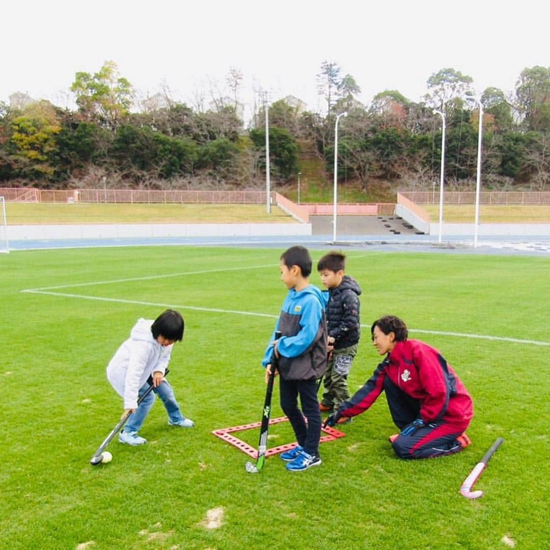 野村香奈のインスタグラム：「TopSportsCity奈良🦌 enjoyスポーツ大作戦2018💫 . 寒い中でしたが、沢山のご来場 ありがとうございました🙇‍♂️ . ホッケーを通して子どもたちに 身体を動かす楽しさを 感じてもらえたと思います🤸‍♀️ . 本日で2018年のホッケー教室は 終了しましたが、来年度も開催予定です‼️ 皆さんグラウンドで お待ちしてますね〜🙌✨ . . @nantohockey #南都銀行SHOOTINGSTARS #TopSportsCity奈良#enjoyスポーツ大作戦#スポーツ #ホッケー#奈良#バンビシャス奈良#奈良クラブ #シエルヴォ奈良#奈良ドリーマーズ #🏑🏀⚽️🚴‍♂️🏐」