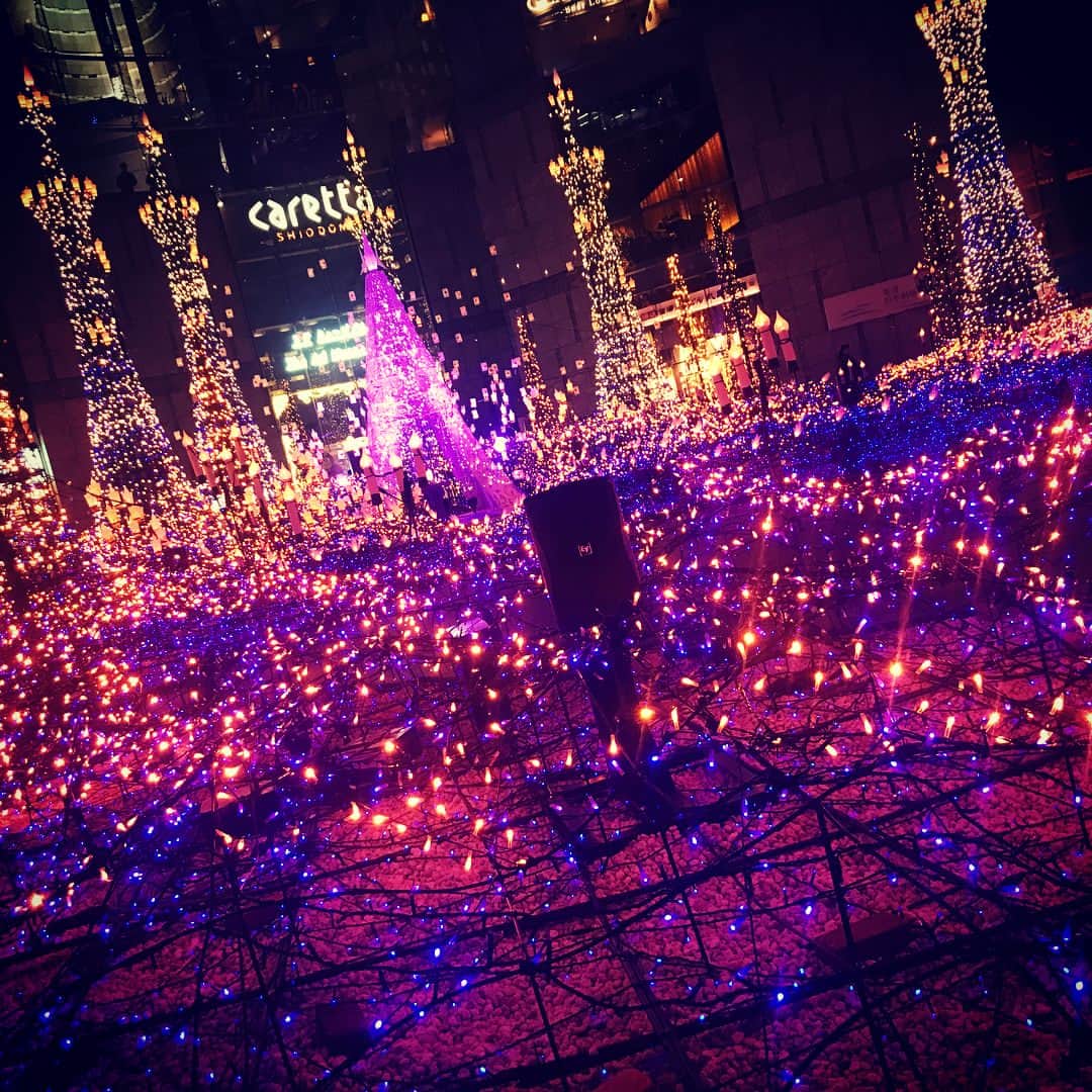 カレッタイルミネーション2017のインスタグラム：「Caretta Illumination2018 〜ディズニーMovieNEXプリンセスイルミネーション〜  本日からディズニー映画『塔の上のラプンツェル』をイメージしたイルミネーションショーが遂にお披露目です✨  さらに館内にも写真映え抜群のプリンセスフォトスポットが登場！ あの名シーンをイメージしたロマンティックなランタンルームも💓  館内のフォトスポットも必見です😊 ・ ・ ・#カレッタイルミ2018 #こころを動かす贈りもの #カレッタ汐留 #カレッタ#汐留#イルミネーション #ディズニープリンセス#アナと雪の女王#塔の上のラプンツェル#ディズニー#MovieNEX#illumimation#tokyo#shiodome#caretta #disney #princess」