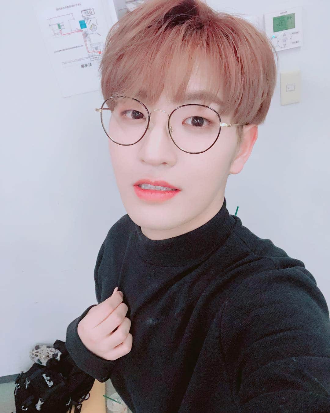 ヒョクジン のインスタグラム：「🆕안경👓혁진 🤓🐼🆙」