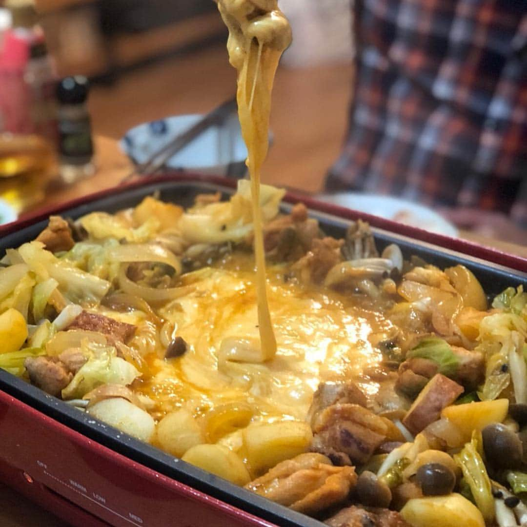 吹田早哉佳さんのインスタグラム写真 - (吹田早哉佳Instagram)「サムギョプサルからの 牛のすき焼き風ごはんからの チーズダッカルビ‼️ みんなの「食べたいっ‼️」を集めた 肉＋肉＋肉の家族まつり☻  牛肉は焼いてタレと卵をつけて お肉でごはんを巻いて食べる。 たまらんのです。  今宵はビールが進みますぅ🍻 #サムギョプサル #チーズダッカルビ #毎日ビール #おうちごはん #おうちごはんlover #ブルーノ #ホットプレート #フル活用」11月23日 21時43分 - sayaka.0623