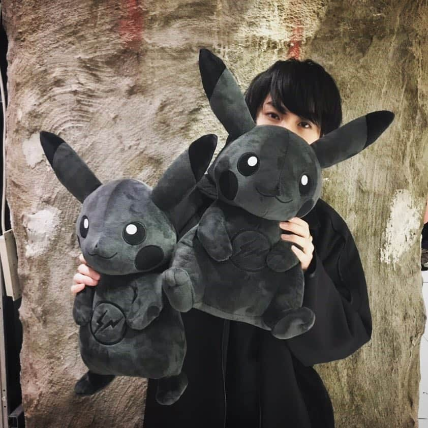 桜田通さんのインスタグラム写真 - (桜田通Instagram)「@tb_project @pokemon_jpn @pokemon 『THUNDERBOLT PROJECT BY FRGMT & POKEMON』 Ginza Sony ParkでのPOP UP STOREに行きました⚡️ 最高でした。ポケモンは偉大。ずっと大好き。黒ピカチュウも愛してる。藤原ヒロシさんすごいや、、 #tb_project #thunderboltproject  #pokemon」11月23日 21時52分 - dorisakurada