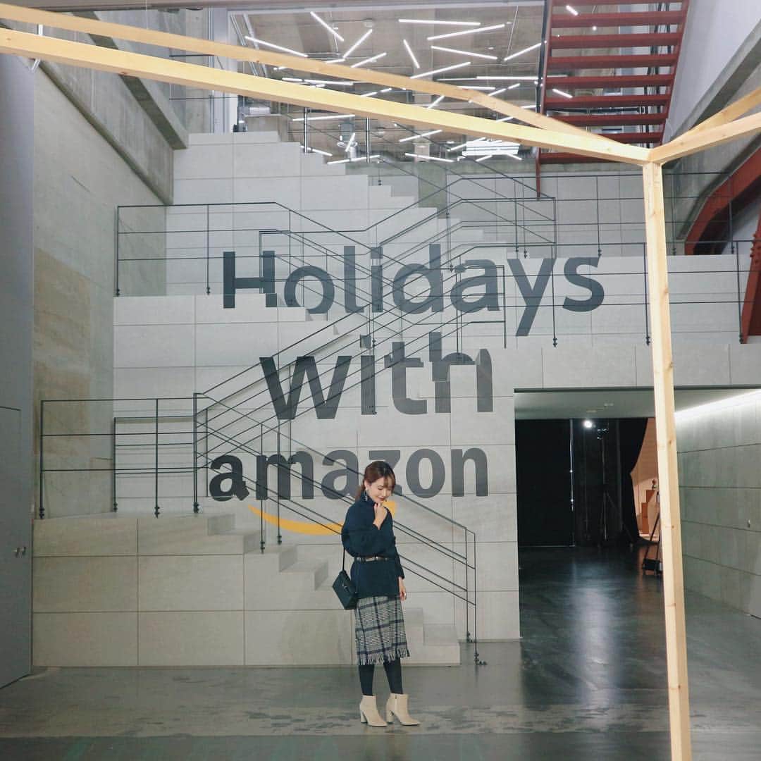 宮崎真梨子さんのインスタグラム写真 - (宮崎真梨子Instagram)「気づけば、もうすぐ12月‼︎クリスマスの準備なんにもしてない私には、とっても有難いイベント『Amazon HOLIDAY イベント』に参加させて頂きました♡ ∵  Amazon今年最後のビッグセール「サイバーマンデー」の目玉商品を、一足お先にチェックさせて頂きました♡ ∵ 今一番頭を悩ませている、息子のクリスマスプレゼント。そんな、クリスマスプレゼントにピッタリなおもちゃ、キッズ向けアイテムもたくさんありました♡ホント、おしゃれで可愛いから親としてはこういうものを買いたいってものがたくさん‼︎ベビーグッズも可愛かったなぁ♡ ∵ Amazon直輸入ワインや、Amazonフレッシュの食材は、ホームパーティーにピッタリ♡料理苦手だけど、今年は自分でがんばらうかな♡ さらに、Amazonでしか聞けないケイティーペリーのクリスマスソングも♡ ∵ 最後に、おせちもご紹介頂きました♡特大おせち凄かったなぁ♡もちろんお値段も凄かったですw ∵ そんな、サイバーマンデーセールは12/7からスタートするそうです‼︎これから始まるホリデーシーズンに向けて、品揃えが豊富なAmazonを活用すれば必要な物、欲しい物を簡単に見つけて購入出来ますよ♡私も息子のクリスマスプレゼントとかチェックしようっと♡ ∵ 皆さんも、ぜひぜひチェックしてみてください♡ご招待ありがとうございました♡ ∵ ∵ #サイバーマンデー #アマゾンホリデー #セール #PR #アマゾン #amazon #クリスマス #クリスマスプレゼント #おもちゃ #クリスマスギフト #おせち #お正月 #ミヤマリ #vocest #vocemagazine #美容ブロガー #インフルエンサー #ヘアアレンジ #ママ #男の子ママ #mamagirl #おしゃれさんと繋がりたい」11月23日 21時54分 - miyamari92