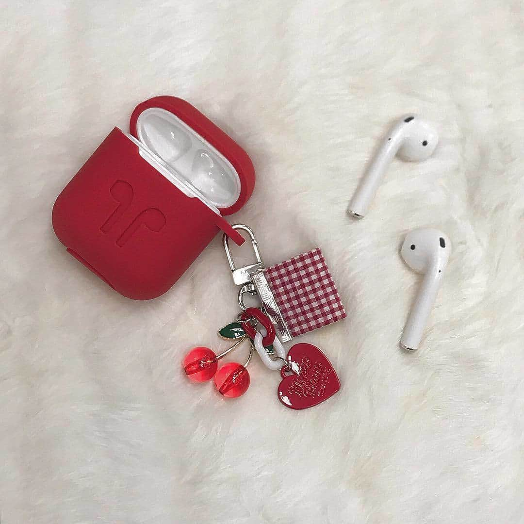 MERYさんのインスタグラム写真 - (MERYInstagram)「. スマートに音楽を楽しめるAirPods。女の子なら、可愛いアイテムに変身させちゃいましょう♡韓国ではこんなケースが流行っているみたい！さくらんぼのチャームをつければ、周りと差をつけることができそう。 . MERYでは他にも「かわいい」に近づくさまざまな情報を発信しています。 @mery.beauty コスメ・美容に特化した情報をお届け♡ @mery_spot 話題のカフェやお出かけスポットをご紹介！ こちらもぜひチェックしてみてください！ . . photo by @flex_4ever_ . #MERY #regram #instagram #photogenic #instagenic #instagood #instalike #airpodscase #airpods #apple #earphones #earphonecase #ライフスタイル #イヤホン #コードレスイヤホン #ブルートゥース #ワイヤレスイヤホン #アップル #アップル製品 #エアポッズ #イヤホンケース #チャーム #さくらんぼ #さくらんぼモチーフ #バッグの中身 #airpodsケース #お洒落さんと繋がりたい #MERY女子 #メリー」11月23日 22時00分 - mery.jp