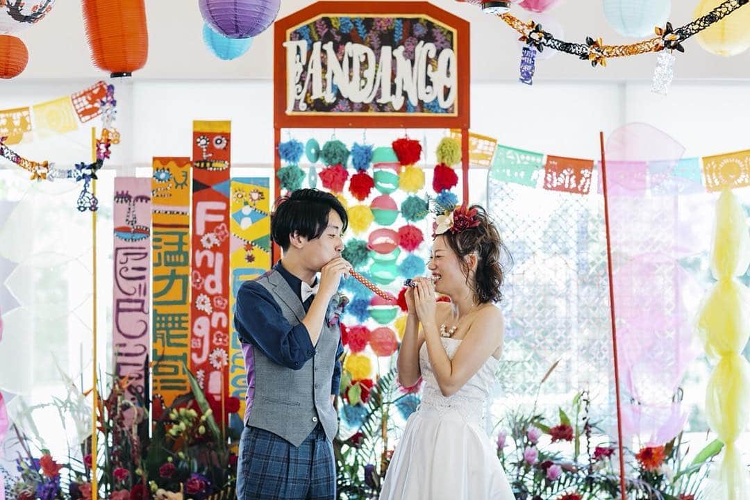 【CRAZYWEDDING_大阪支社】のインスタグラム：「・ 「好きなことを自由にしていい。」 それが、結婚式。 ・ 見たことのない、 かしこまった2人じゃなくて、 いつも通り、ありのまま。 ・ そんな2人になれるような空間で 大騒ぎしながらにぎやかに もっともっと この幸せと人生を分かち合おう。 ． concept：「fandango」 Produce by @crazyweddingwest  Producer @konchamu Art director @nodoka_azuma  Photo @juno_inc.creative_team Florist  @gasse_c.b Hair make @asamitano MC @misakohinode ・ #結婚式に自由を #crazywedding #クレイジーウェディング #ブライダル #結婚式 #オリジナルウェディング #コンセプトウエディング #結婚式準備 #卒花嫁 #プレ花嫁 #花嫁diy #ウェディングフォト #全国のプレ花嫁さんと繋がりたい #日本中のプレ花嫁さんと繋がりたい #結婚式レポ #前撮り #weddingtbt #marry花嫁 #weddingphoto #art #instagood #野外ウェディング #高砂 #outdoorwedding # #芦屋 #新郎衣装 #花嫁ドレス #ブーケ」