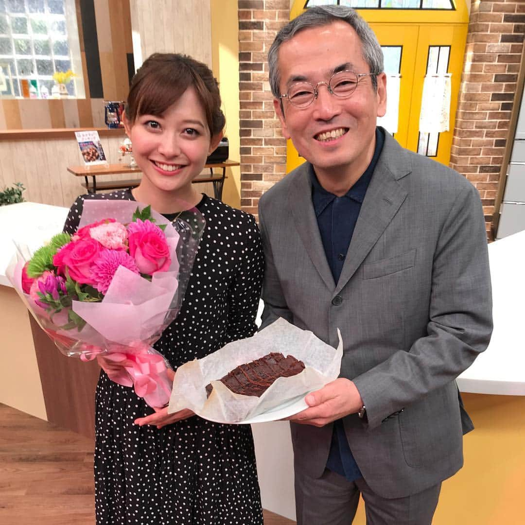 久冨慶子さんのインスタグラム写真 - (久冨慶子Instagram)「明日のおかずのクッキングで 最後の出演となります！ 先日の収録でおかずのクッキングを卒業しました。 入社1年目から7年目のこれまで6年間担当してきました。 土井善晴先生の隣にいた6年間は一生の宝物です。 卒業への思いはブログに綴りました。 いつもご覧いただいていた皆様ありがとうございました😊✨ 新しい担当は 堂真理子アナウンサー @mariko_do  です🍀 これからもおかずのクッキングを どうぞよろしくお願い致します❤️ ＊ ＊ #土井善晴 先生 #テレビ朝日 #おかずのクッキング #久冨慶子 #アナウンサー #卒業 #ありがとうございました #最後の日と1年目の懐かしの写真が出てきたので載せてみました ＊ ＊ https://www.tv-asahi.co.jp/reading/okazu-cooking/」11月23日 22時13分 - keiko0hisatomi