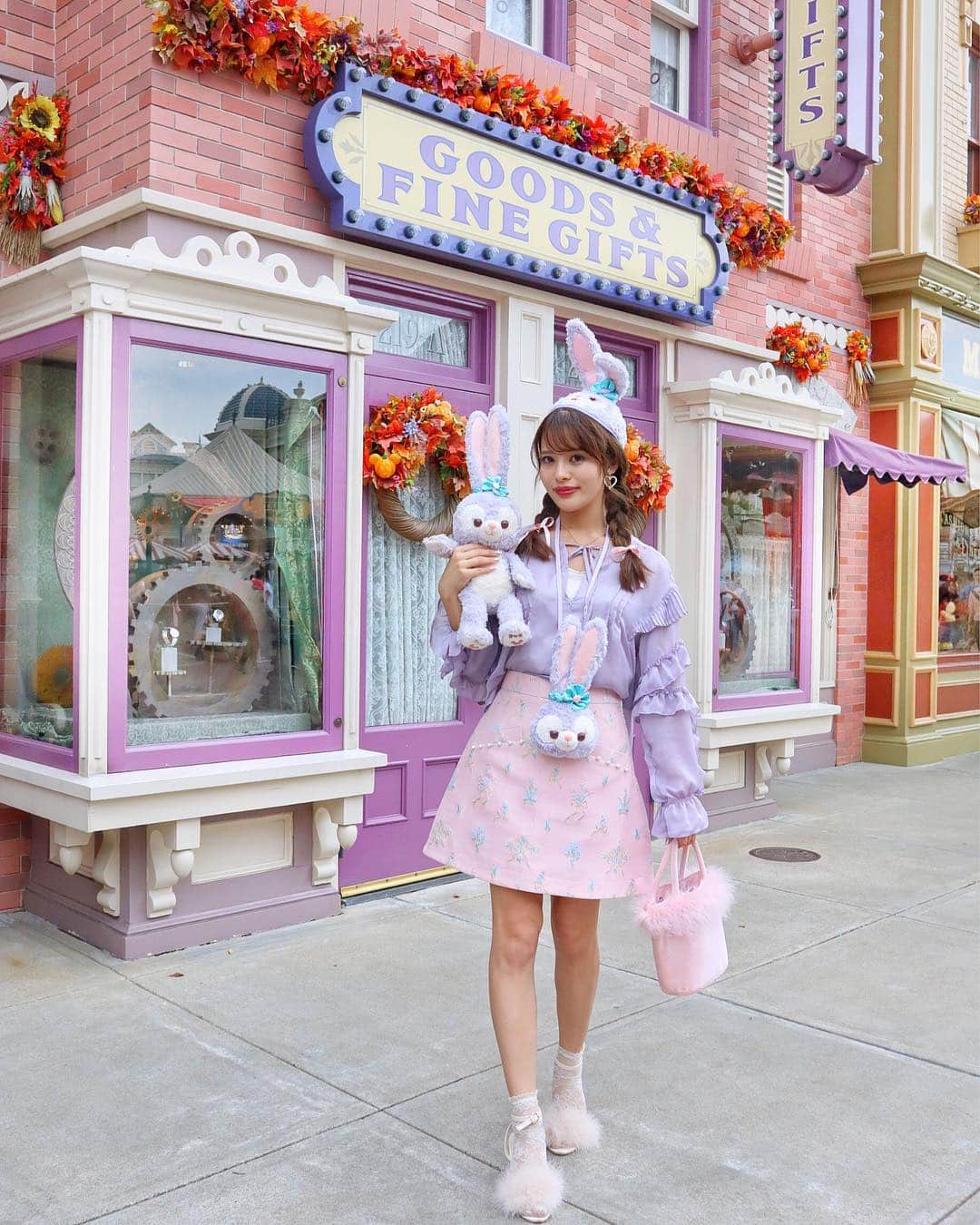 のインスタグラム：「ステラルーバウンド全身🐰💖💕﻿﻿ ﻿﻿ ラベンダー×ピンク×ブルーに﻿﻿ ファーアイテムでふわもこ感をだして﻿﻿ うさぎちゃんぽくしました🐇﻿﻿ ﻿﻿ ここのお店の色がステラルーにぴったり😍﻿ ﻿ ﻿ tops♡#deicy﻿ skirt♡#sretsis﻿ sandal♡#honeysalon﻿ bag♡#thevirgins ﻿﻿ ﻿﻿﻿ #hongkongdisneyland#香港迪士尼樂園#迪士尼樂園 #disneyland#stellalou #disneyig#disneylife#香港ディズニーランド#ディズニーランド#香港#香港旅行#ディズニー好きな人と繋がりたい#イヤハ#イヤーハット#ディズニー好き#おそろいコーデ#シミラールック#双子コーデ#ステラルー#ステラルーコーデ#ステラルーバウンド#ダッフィーフレンズ#みいきとらべる✈️ #みいきディズニー🏰💞 ﻿」