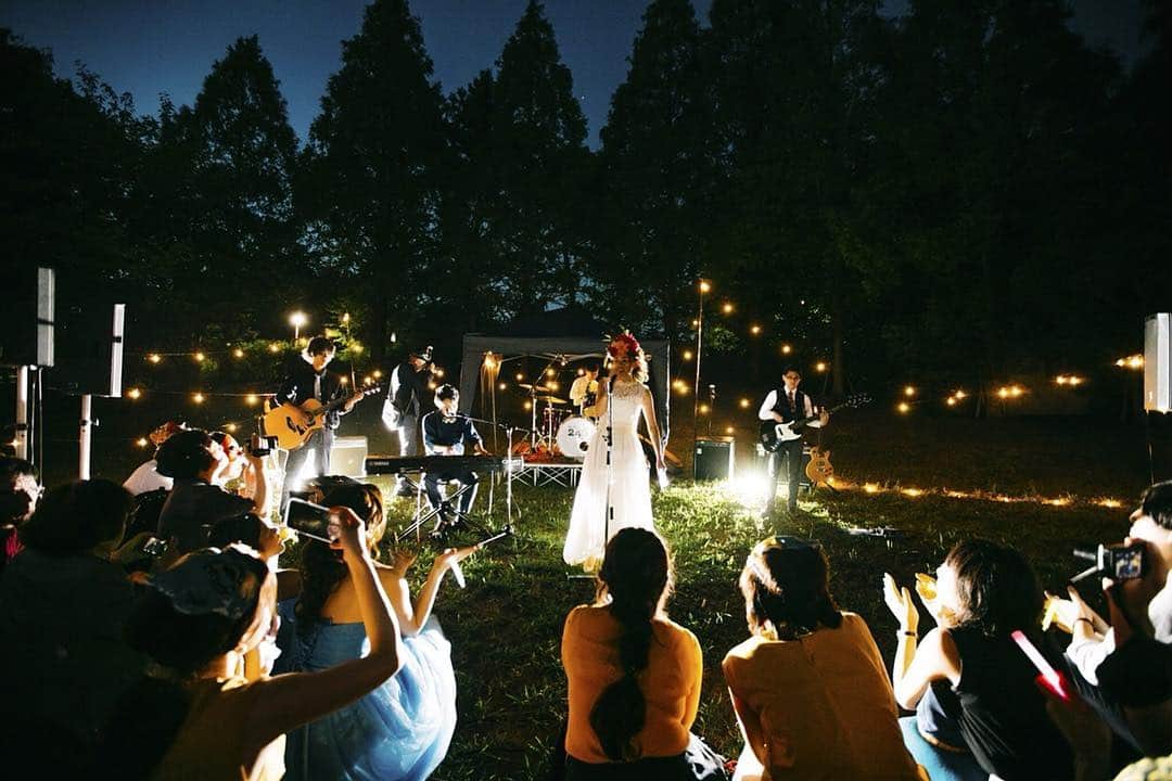 【CRAZYWEDDING_大阪支社】のインスタグラム：「・ 「ゲストが喜ぶことを、私たちも楽しめる方法で届ける。」 シンプルに、それでいい。 ・ 夕暮れの空の下行われたフィナーレは 今日だけのスペシャルバンド！ ・ 二人の思い出の曲を みんなと一緒に。 ・ concept：「fandango」 Produce by @crazyweddingwest  Producer @konchamu Art director @nodoka_azuma  Photo @juno_inc.creative_team Florist  @gasse_c.b Hair make @asamitano MC @misakohinode ・ #結婚式に自由を #crazywedding #クレイジーウェディング #ブライダル #結婚式 #オリジナルウェディング #コンセプトウエディング #結婚式準備 #卒花嫁 #プレ花嫁 #花嫁diy #ウェディングフォト #全国のプレ花嫁さんと繋がりたい #日本中のプレ花嫁さんと繋がりたい #結婚式レポ #前撮り #weddingtbt #marry花嫁 #weddingphoto #art #instagood #野外ウェディング #高砂 #outdoorwedding # #芦屋 #新郎衣装 #花嫁ドレス #ブーケ」