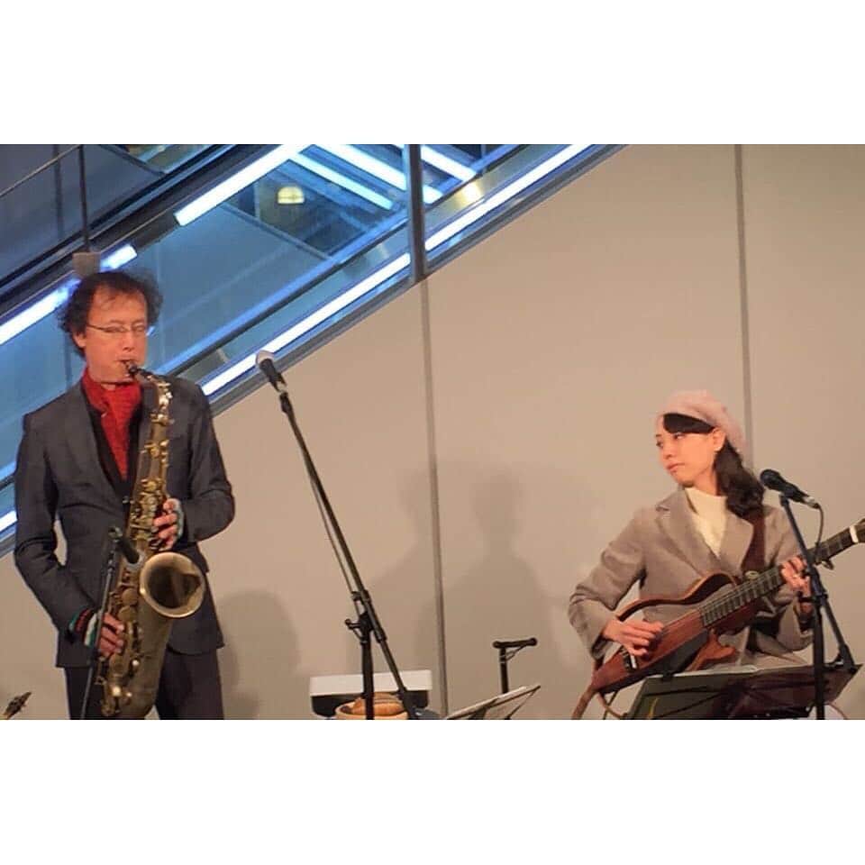 星羅のインスタグラム：「🎷🎸🎄 ・ ・ ・ ファミリア at 京橋エドグラン 寒い中、大階段いっぱいのお客さま！ ありがとうございました🌸🌸🌸 ファミリア、来年5月15日に 渋谷JZ Bratでワンマンが決定しました✨✨✨ 少し先ですが。。。ぜひ空けておいてくださいませー！ ‹‹\(´◡` )/››‹‹\( ´)/››‹‹\( ´◡`)/››」