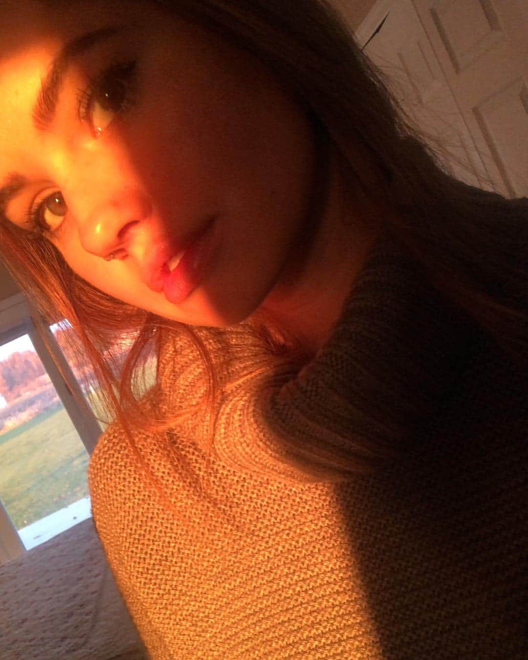 デビー・ライアンのインスタグラム：「If you live in a town with a thrift store, you should never pay more than $12 for a sweater. That’s all I’m saying — also are ur notifs on? 🥰😇」