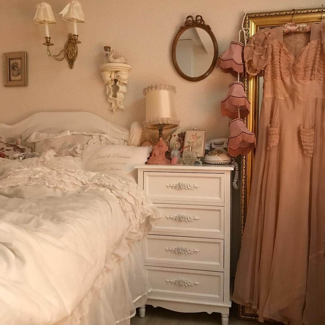 酒元麻衣（まいへー）さんのインスタグラム写真 - (酒元麻衣（まいへー）Instagram)「@roma_pri のチェストがお部屋に仲間入りしました❤︎ベッドサイドに置いてちょうどいい感じに❤︎朝と夜のお部屋の写真を撮ってみました(^.^)ランプの灯りだけのお部屋の雰囲気が落ち着いて大好きです🕯#myroom#interior#antique#一人暮らし#インテリア」11月23日 22時41分 - maihee