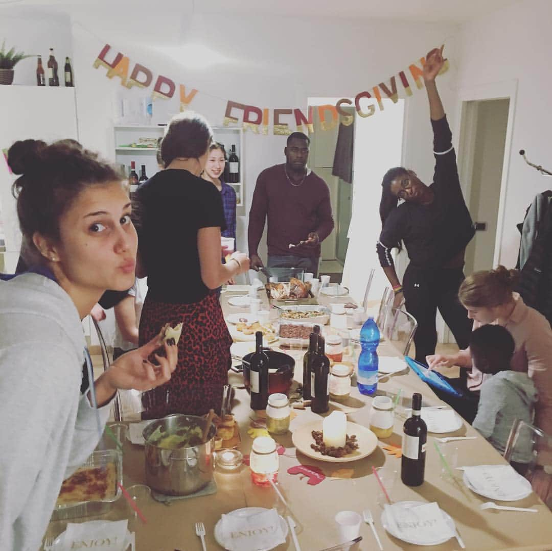 キンバリー・ヒルのインスタグラム：「SO THANKFUL for this family I have here in Italy 💕 Happy belated Thanksgiving to all!」