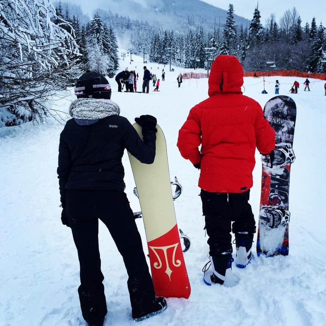 ギャレット・マッキーンのインスタグラム：「Counting down the days until I’m back in my old backyard🏂🏔」