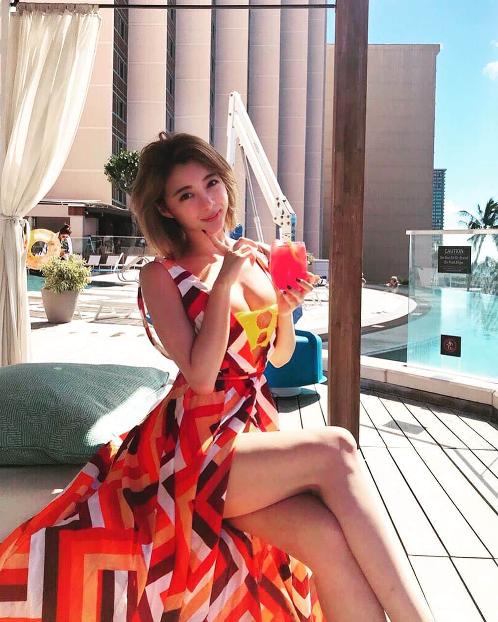 のインスタグラム：「Good morning🍹💛 Last day to stay Hawaii...⛱ 冬の日本も楽しみ❄️ . . #hawaii#bikini#princewaikiki#hawaiistagram##hotelpool#poolside#hawaiitrip#hawaiilife#vacation#poolgirl#lovehawaii#hawaiistyle#travelgram#travellover#lifestyle#islandgirl#thisismystory #プール#ハワイ#ワイキキ#ホノルル」