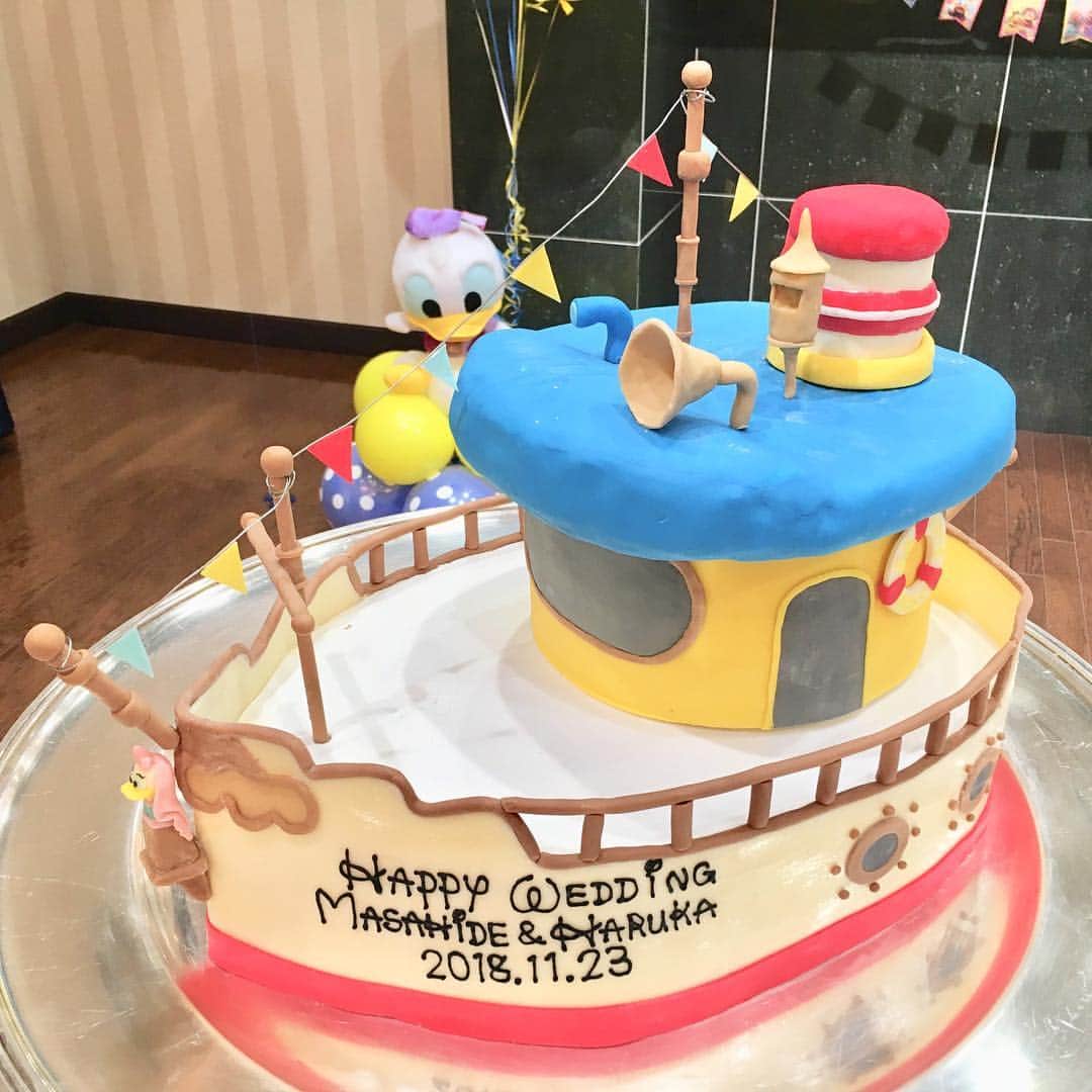 ティアラガーデンズ伊勢崎さんのインスタグラム写真 ティアラガーデンズ伊勢崎instagram 本日のテーマは ドナルド お二人こだわりのウエディングケーキは ドナルドの家 ミスデイジー号 の形をした パティシエ力作のウエディングケーキ