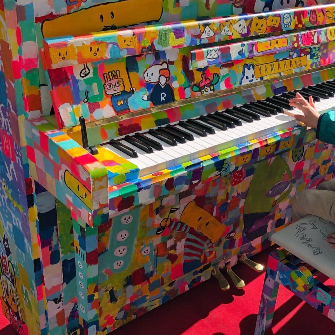 亀田誠治のインスタグラム：「超楽しいピアノを発見！😍 子供たちの行列ができていました。音楽が好きになるきっかけになるといいですね。 #LovePianoYamaha #二子玉川ライズ」