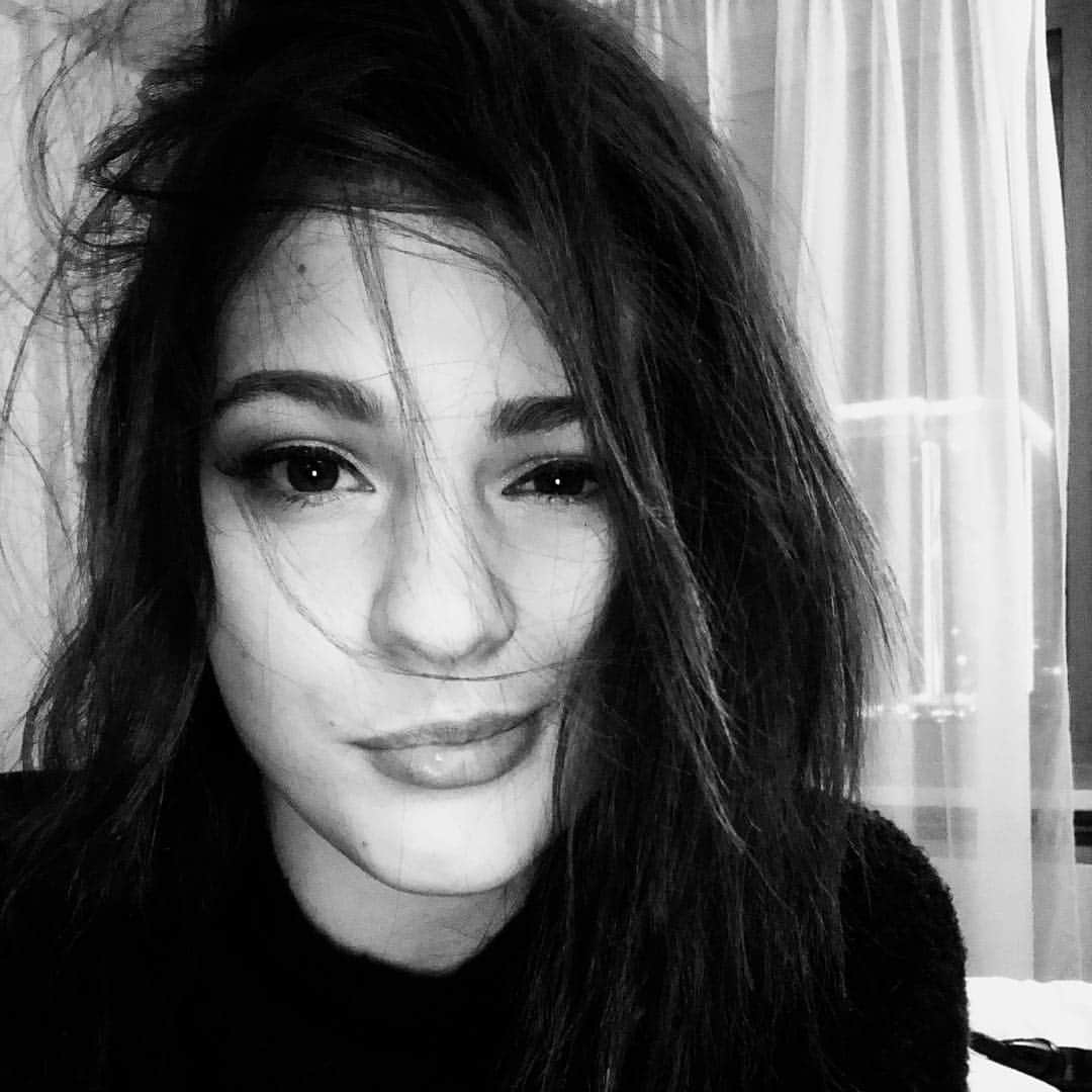 ナタリア・カリシェクのインスタグラム：「Take the risk or lose the chance #blackfriday 💬🖤」