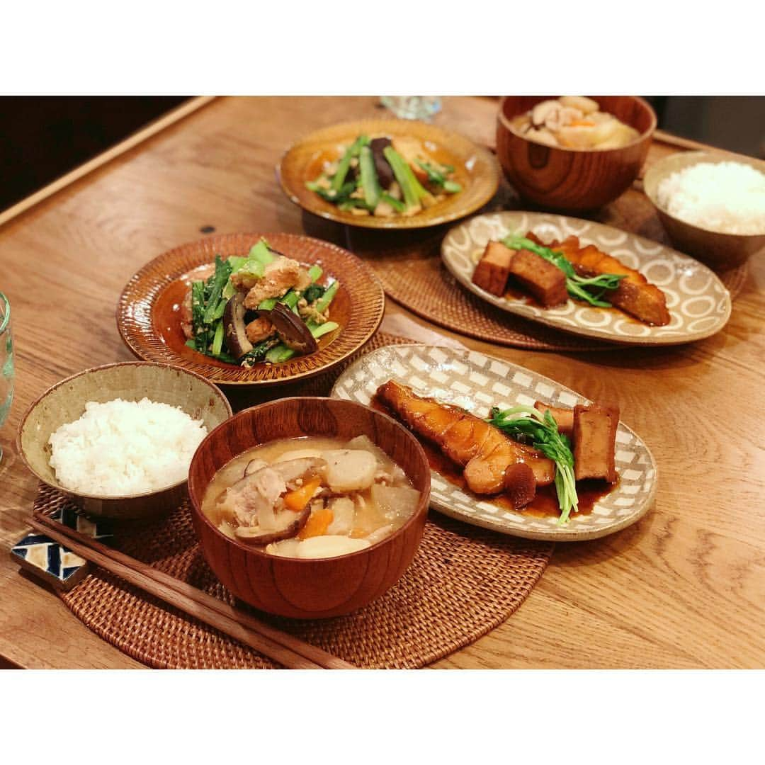 高山直子さんのインスタグラム写真 - (高山直子Instagram)「昨日帰ってバタバタ作ったごはん🍚 ●鱈の煮付け ●豚汁 ●小松菜とお麩の卵炒め でしたー🐷 これだけでいいかなってくらい具沢山の豚汁がメインなんだけど、実家で母に「あんたのごはんは肉食やな😗」って言われたからこれ見よがしに魚にしたら、 夫の反応が面白いくらい悪くて😟😟← まだしばらくお肉がメインになりそうです👩🏻‍🍳笑 鱈、ぷりっぷりで美味しかったのにな🥳  #なおコロ食堂#夜ごはん#晩ごはん#簡単ごはん#お家ごはん#鱈#煮付け#豚汁#小松菜#定食#和食#魚定食#うつわ」11月24日 11時39分 - nao_70koro