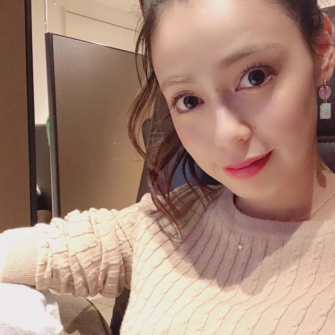 優美さんのインスタグラム写真 - (優美Instagram)「♡ 健康になりたい！！ ・ ・ 早寝早起きしたい！！ ・ ・ けど... ・ なかなかゴールデンタイムに寝るのは難しいので頼るときは頼る。← ・ と、いうことで！ 美容点滴です❤ ・ ・ いつも本当感謝しかない🤗 ・ ・ 元気の源。 美肌キープの源。 ・ ・ ・ #渋谷DSクリニック #美容点滴 #白玉点滴 #身体の中から綺麗に #女子力アップ #美活 #美容好きな人と繋がりたい #美肌 #美白  #オールバック  #ポニーテール」11月24日 6時18分 - yuumi817