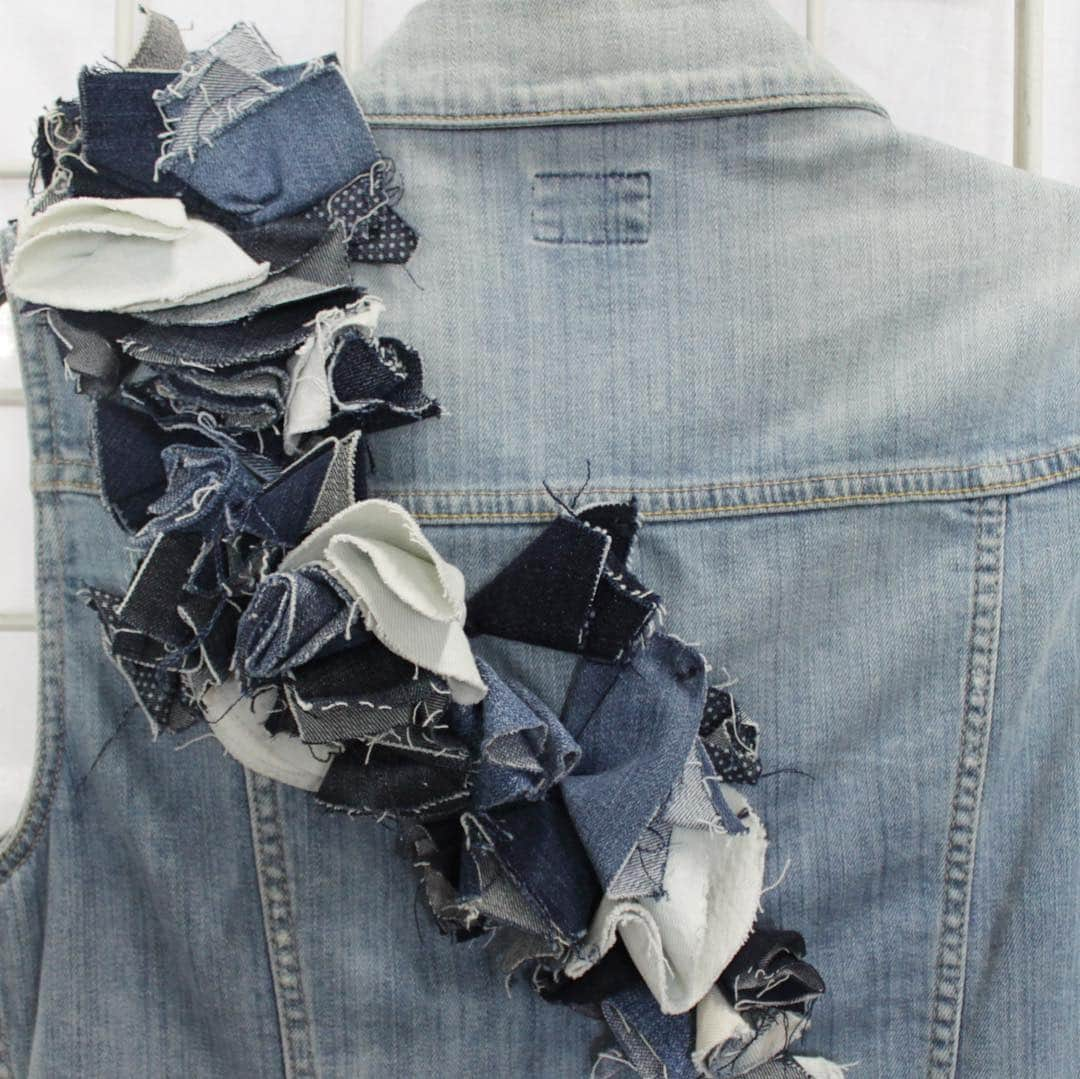 デニモクラシーさんのインスタグラム写真 - (デニモクラシーInstagram)「Happy Black Friday! Love these hand made denim flowers」11月24日 6時44分 - denimocracy