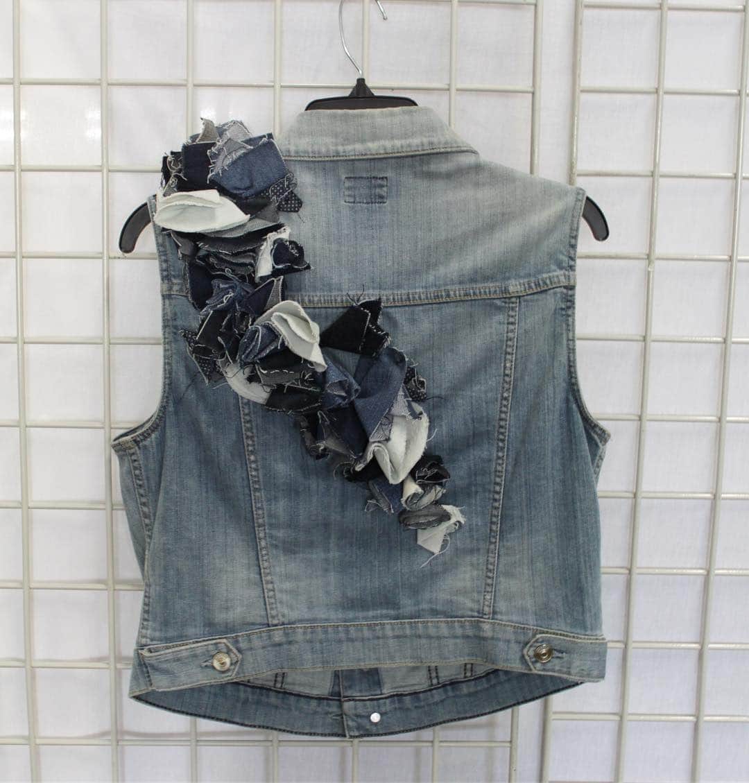 デニモクラシーのインスタグラム：「Happy Black Friday! Love these hand made denim flowers」