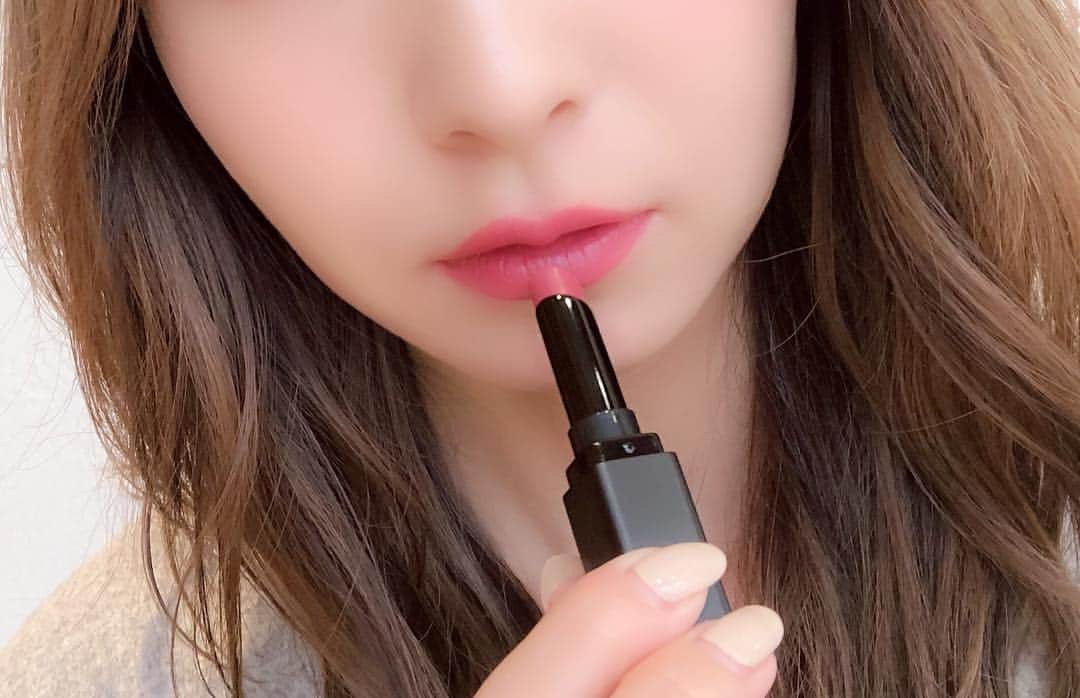 山口夏実さんのインスタグラム写真 - (山口夏実Instagram)「資生堂  ヴィジョナリー ジェルリップスティック💄 ほんのりつやのあるクリアな発色のリップ🌹 なによりこのリップは塗り心地がとても良くて、リップクリームを塗っているような感覚♡ でも、発色はかなり良いよ🤗💓 品番はPink Dymasty /207 ✨ 色もすごく可愛くておすすめです❤️ 今年もたくさんリップを買ったけど、似た色がすごく多かったから来年は買ったことのない色味に挑戦したいな🙏🌸 ＊ ＊ @watashiplus  #ワタシ宣言 #ワタシプラス #リップ #資生堂 #ヴィジョナリージェルリップスティック #PinkDymasty #メイク #コスメ #デパコス #コスメレビュー #make #lip #SHISEIDO  #PR」11月24日 8時49分 - natsumi19910625