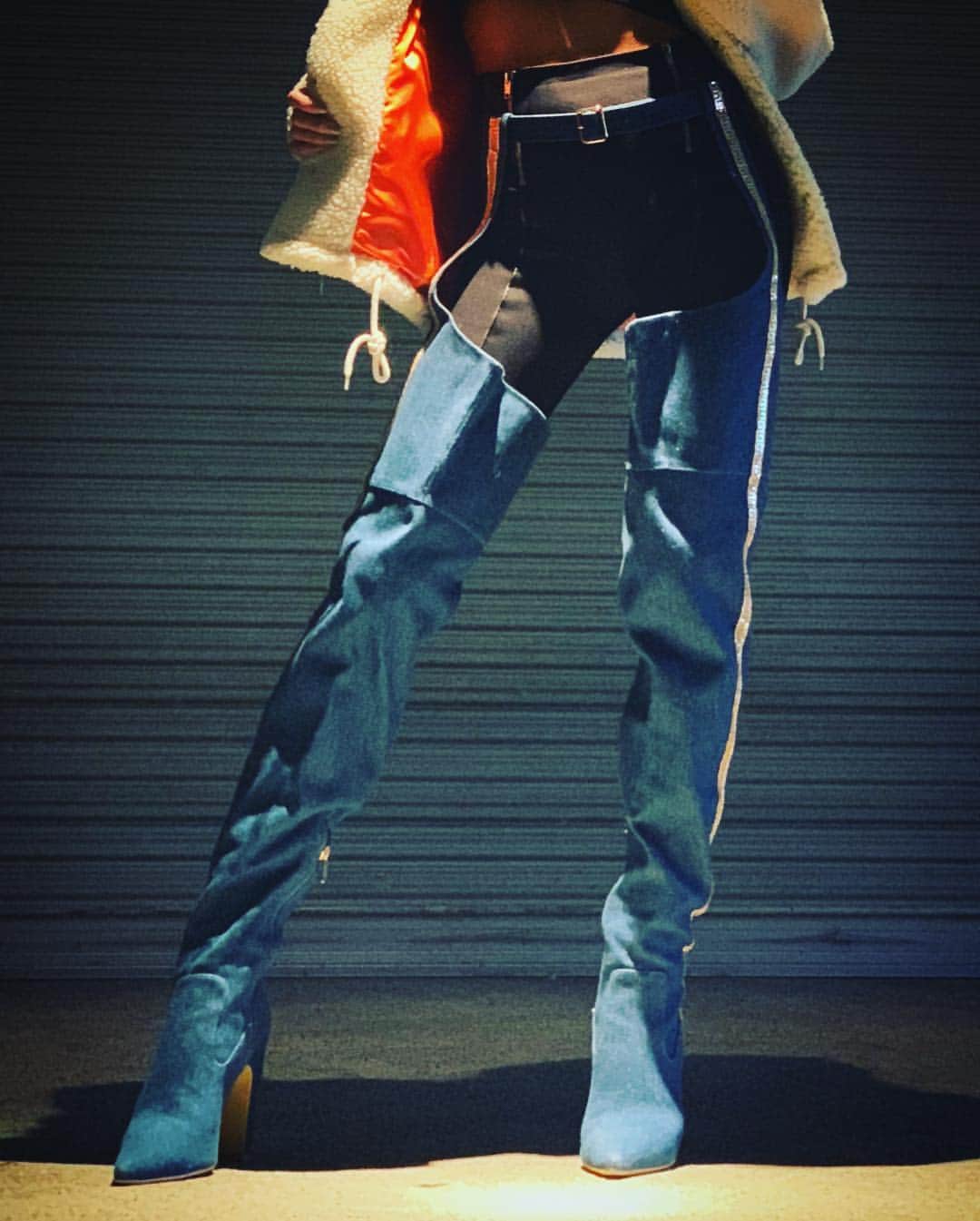 青山めぐさんのインスタグラム写真 - (青山めぐInstagram)「🐏 #kikstyo × #yello 💎 #ダウン #ダウンジャケット #モコモコ #白 #オレンジ #ニット #ニット帽 #黒 #ブーツ #ニーハイブーツ #ベルトブーツ #青 #fashion #ootd #winterfashion #downjacket #white #orange #boots #kneehighboots #beltboots #blue #yelloshoes #knit #black #model #winter #newitem」11月24日 19時45分 - megu_19880928