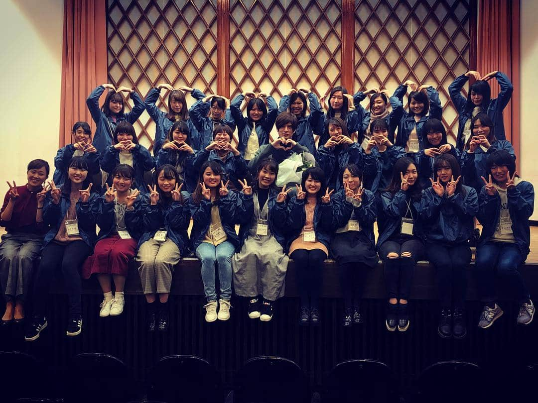 城田優さんのインスタグラム写真 - (城田優Instagram)「いくからバトンタッチ  #同志社女子大学 #eve祭 #とってもとっても楽しかった #しっかしリクエストのポーズ #一人だけ作れてないし #一人だけハート作り方違うし #おじさんでごめんなさい #来年は是非志尊淳くんを呼んで下さい #みんなどうもありがとう☺︎」11月24日 20時00分 - yu_shirota