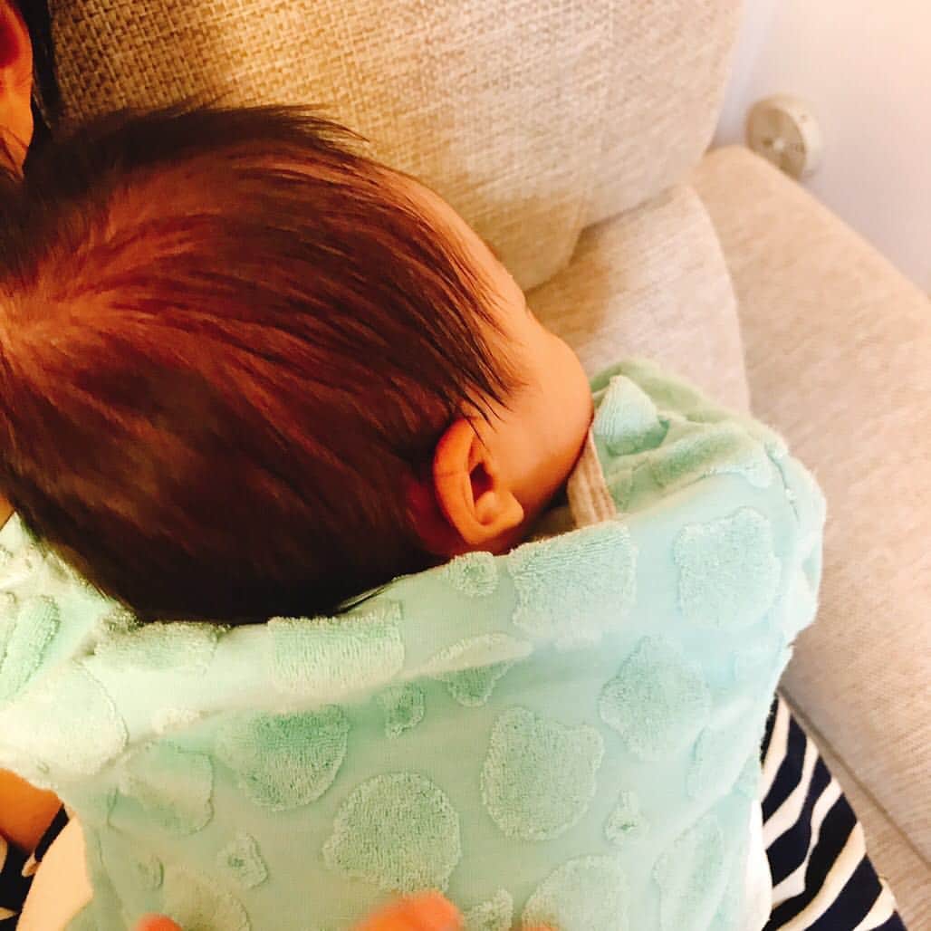 百千糸のインスタグラム：「授乳後ゲップをさせる為に私の肩に息子の頭をおいて背中をトントンしたり、さする。 ピタッと密着するこの時間が堪らなくキュンキュンする(o^^o) 毎回息子は大きなイビキをかいて爆睡。笑」