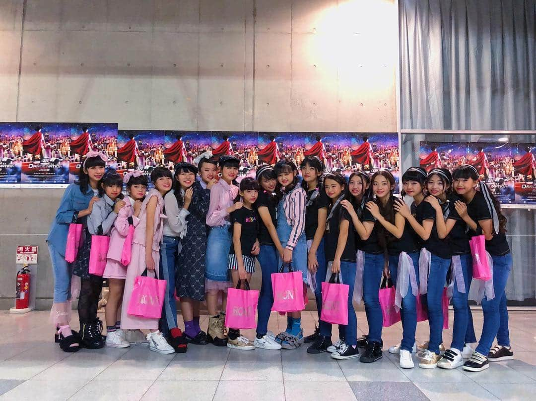 RONI WORLDさんのインスタグラム写真 - (RONI WORLDInstagram)「Dance NATION . RONI GIRLS7期生としてこれが本当にラストステージでした🥺 . 短期間でのレッスンだったけれど、とても素晴らしいステージでした💓 . RONI GIRLSからのプレゼント🎁もありがとうございます💓大切に社内に飾りますね💓 . 最後のご挨拶で涙しているメンバーもいて、最後の集合写真は涙涙の集合写真となりましたね😢 . 1年間本当にお疲れ様でした❣︎ 皆様のご活躍を楽しみにしています❣︎ . RONIスタッフ一同より . . . #roni #ロニィ #ronigirls #ronigirls7期生 #ロニガ #dancenation #avex  #1年間お疲れ様でした」11月24日 20時23分 - roni62insta