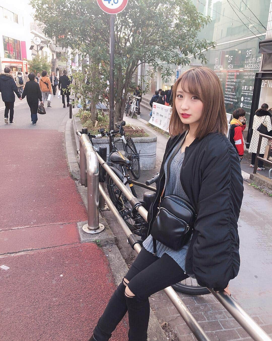 伊藤愛真さんのインスタグラム写真 - (伊藤愛真Instagram)「. 今日は原宿とか渋谷とか 色々なところ行ったよ😈 . みんなは今日どこか行った？ オススメの場所あったら聞きたいな✨🥺 . ⚠︎自撮り待っててね😢」11月24日 20時48分 - __emagram