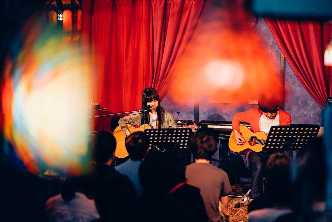 のインスタグラム：「名古屋sunsetBLUE、見てくださったみなさん、ありがとうございました！2年半ぶりに名古屋で演奏できてうれしかったです。また会いましょう。  今日は京都でライブです。お待ちしてます。  #名古屋sunsetblue  #京都solecafe  #titiuu #ティーティウー」