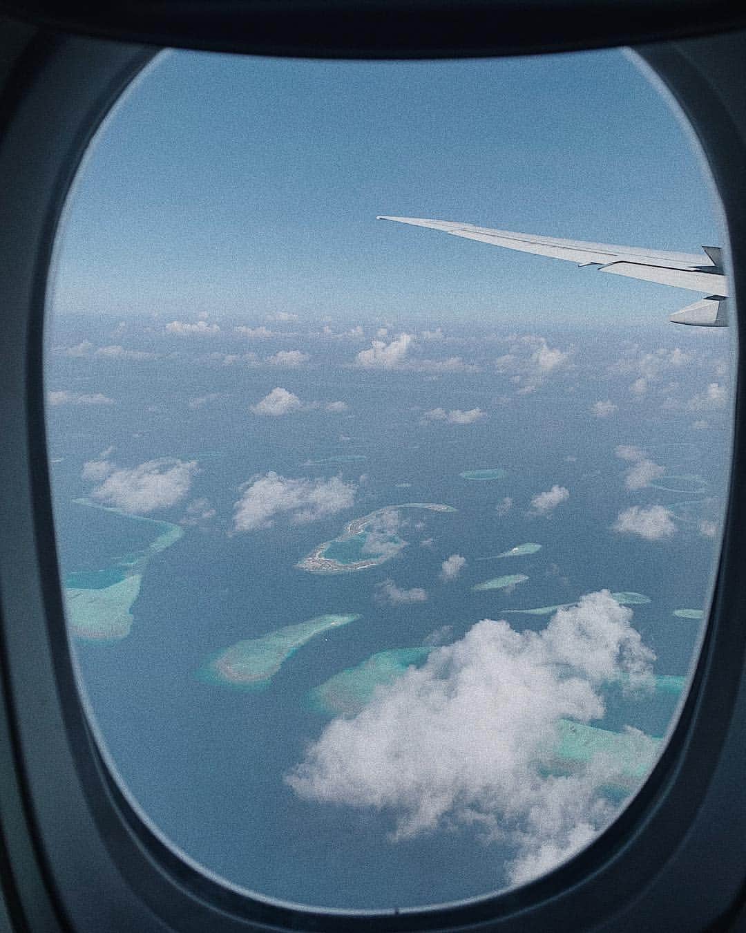 Manamiのインスタグラム：「Hello Maldives🇲🇻 空の上からも美しさが分かるモルディブ！ やっと来れました✨✨✨ ハネムーンです！ 嘘です！親子旅です！ 毎年恒例親子旅は11カ国目👩‍👧 私は36カ国目🌏」