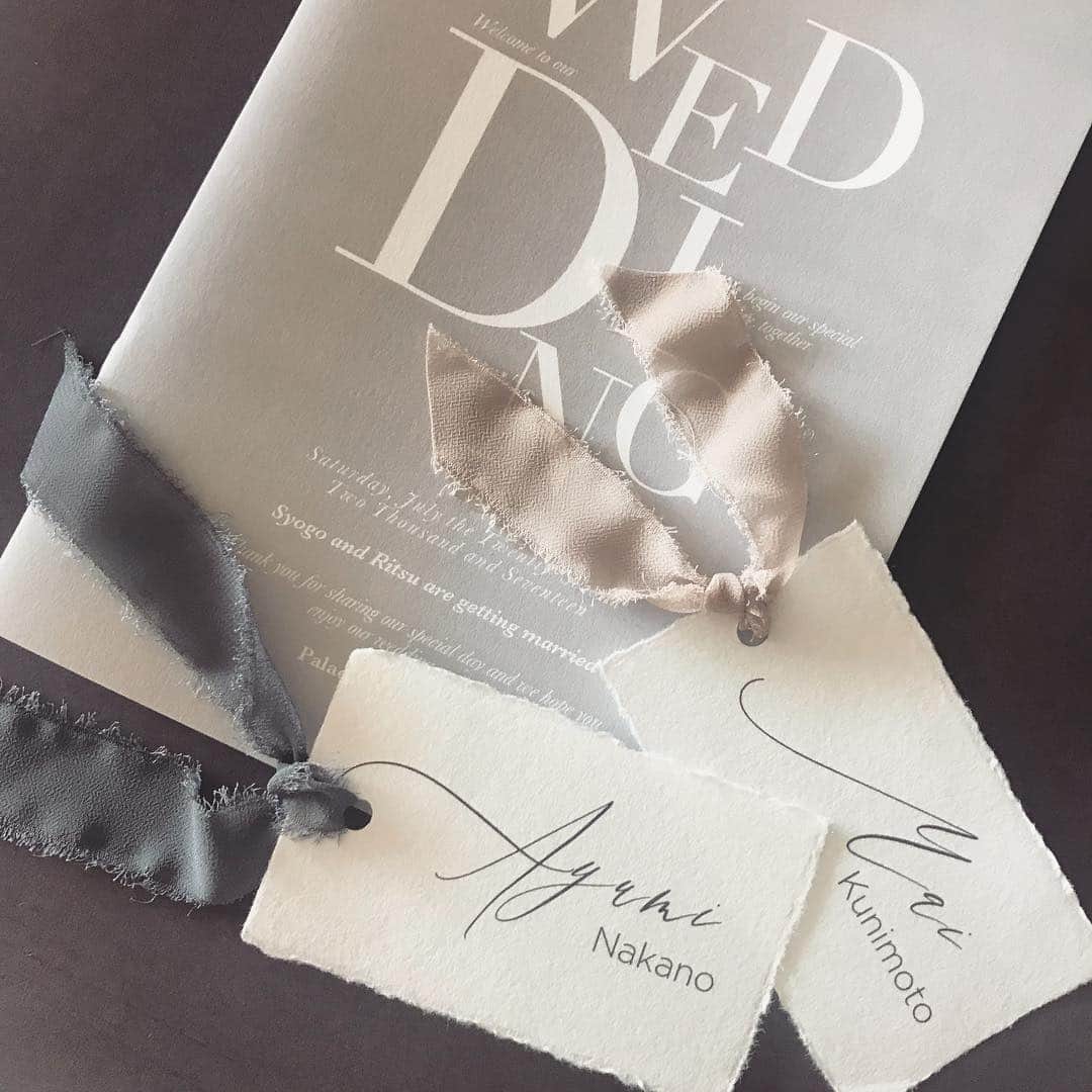 From This Momentのインスタグラム：「2018.11.24 wrote: ﻿ ﻿ ふんわりとした字体でもお作りしている﻿ カリグラフィー席札✨﻿ 最近はヘキサゴン席札と共に﻿ 大変人気のアイテムです。﻿ ﻿ 30部からオーダーを承っておりますので﻿ 少人数のパーティーなどにもご利用頂けます😊﻿ ﻿ ﻿ From This Momentで制作させて﻿ 頂いているアイテムは実際に手に取って頂くと﻿ かなりしっかりとした質感なので ﻿ オーダー頂きましたお客様に﻿ お届けさせて頂いた際は、﻿ 「思っていた以上に高級感があって﻿ ビックリしました」と言って頂けることが﻿ 多いんです☺️﻿ ﻿ ﻿ これからも素敵なweddingのお手伝いを﻿ させて頂くために色々なアイデアを﻿ 形にしていけたらと思っております💐﻿ ﻿ ﻿ プロフィールブックは、2019/1月〜﻿ 席札は2018/12月〜のオーダーを受付中です。﻿ ご興味のある方は、プロフィール欄﻿ からお問い合わせ下さいませ。﻿ ﻿ .﻿ ..﻿ ﻿ #プレ花嫁﻿ #結婚式 ﻿ #ペーパーアイテム﻿ #招待状﻿ #wedding﻿ #ウェルカムボード ﻿ #結婚式アイテム ﻿ #日本中のプレ花嫁さんと繋がりたい ﻿ #席札 ﻿ #スタイリッシュ ﻿ #オシャレ ﻿ #カリグラフィー ﻿ #プロフィールブック ﻿ #love ﻿ #happy ﻿ #marry花嫁﻿ #marry花嫁図鑑﻿ #席次表﻿ #席次表手作り﻿ #ハナコレ﻿ #ハナコレ花嫁﻿ #ftmwedding﻿ #ウェディング﻿ #ウエディング #2019春婚 #2019冬婚 #palacehoteltokyo」