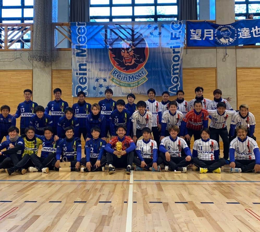 野崎雅也のインスタグラム：「ファン感謝祭。 今年のラインメールの全チーム行事が終わりました！  外すっごい寒いけど、めっちゃあったかいよ！  #自動販売機って #あったか〜いって #さまぁ〜ず方式だよね #あたたかいよりも温かみ感じるよね #そういう遊び心好き #結局最後は人 #Loveisall」