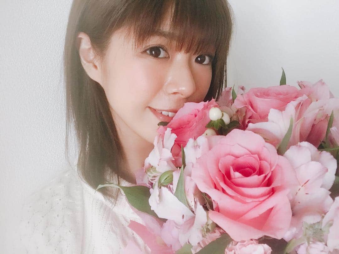 わちみなみのインスタグラム：「イベントでいただいたお花💐去年は黄色だったような、、？！お花はなかなかいただけないので嬉しい✨✨」