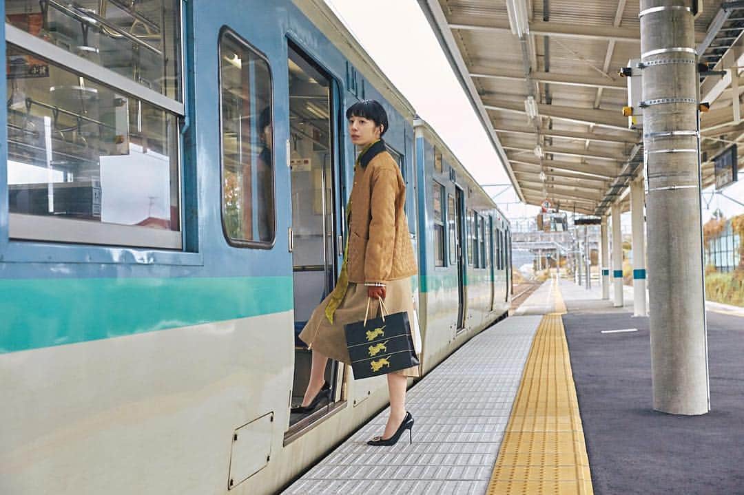 SPURさんのインスタグラム写真 - (SPURInstagram)「年末年始、実家に帰省するのを楽しみにしている方も多いのでは？　SPUR1月号には、　#夏帆　さんが主演のノスタルジックな”鉄道”ストーリーが。ちなみにロケにご協力いただいたのは #しなの鉄道 です。photography:Kenshu Shintsubo #SPUR #fashion #mode #follow #newin #spurjanuaryissue #2019ss #spurmagazine」11月24日 13時39分 - spurmagazine