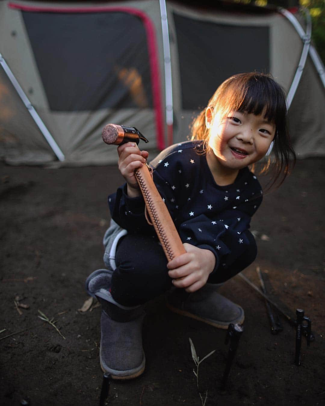平中克幸さんのインスタグラム写真 - (平中克幸Instagram)「今週もキャンプ行っておりまして、おてんば次女はところかまわずペグ打ちまくり😅前日にオイル塗って磨いて、せっかく完成させたハンマーグリップが泥だらけ😱でも楽しそうだから良しとしましょうww#冬キャンプ #ファミリーキャンプ #スノーピーク #ハンマーグリップ縫製キット」11月24日 14時39分 - katsuyukihiranaka