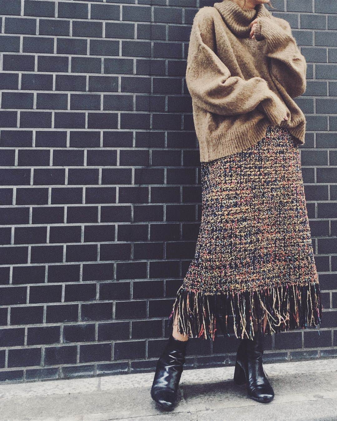 佐藤有里さんのインスタグラム写真 - (佐藤有里Instagram)「おすすめitem☝︎ . #モヘヤ混タートルニット #ラメツィードフリンジスカート . カラフルなラメツィードのスカートは 渋めカラーのtopsと合わせると🙆‍♀️◎ . @ungrid_official #ungrid #snap #fashion #knit」11月24日 15時43分 - yuri_212