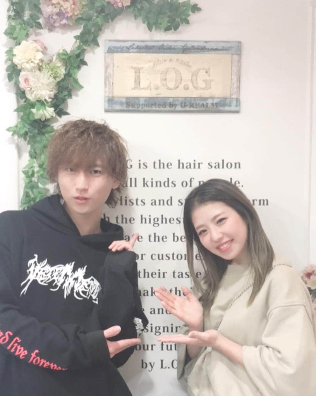 ケビンのインスタグラム：「‪いつもお世話になってるL.O.Gさんに行ってきました😊 久しぶりのパーマ！！‬ ちょっと若返ったかな？😆 ‪  お店に行って「このツイートを見た」と伝えれば、20%OFF‼️［左の画像のリサさんを指名、エクステ対象外］‬ ‪男女問わずの人気店、皆様も是非！！！‬ ‪‬ #LOG #log #パーマ #久しぶり #いつもありがとうございます #エアポッツつけてるの #忘れてた」