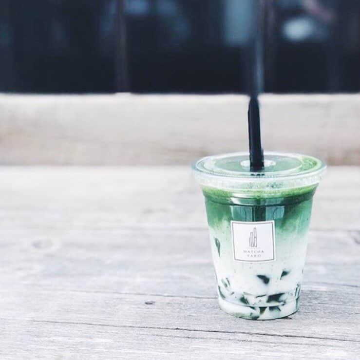 liddell_deliのインスタグラム：「. こんにちは◎ . 本日は、抹茶スイーツ専門店の 「108 MATCHA SARO」をご紹介!! . 投稿画像はのむゼリー宇治抹茶ラテ🍵 高級な宇治抹茶をふんだんに使用し、 甘さ控えめのゼリーと無糖の抹茶ラテで 苦味も感じるおいしいラテに仕上がっています✨ . ラテ以外にも抹茶を使用した スイーツを愉しめます!! 抹茶好きの方は ぜひチェックしてみてください!! . Today’s photo by @aki318 . -------------------------------- . 108 MATCHA SARO 横浜ベイクォーター店 . 住所：神奈川県横浜市神奈川区金港町１−１０ 横浜ベイクォーター３F 営業時間：11:00~20:00 定休日：不定休 最寄駅：横浜駅 . -------------------------------- . @liddell_deliでは、 トレンドのお店をテーマごとにご紹介します。 . あなたが気になるテーマをコメントで教えてください🍴 . @liddell_deliをタグ付け or #lideli をつけてポストしてください◎」