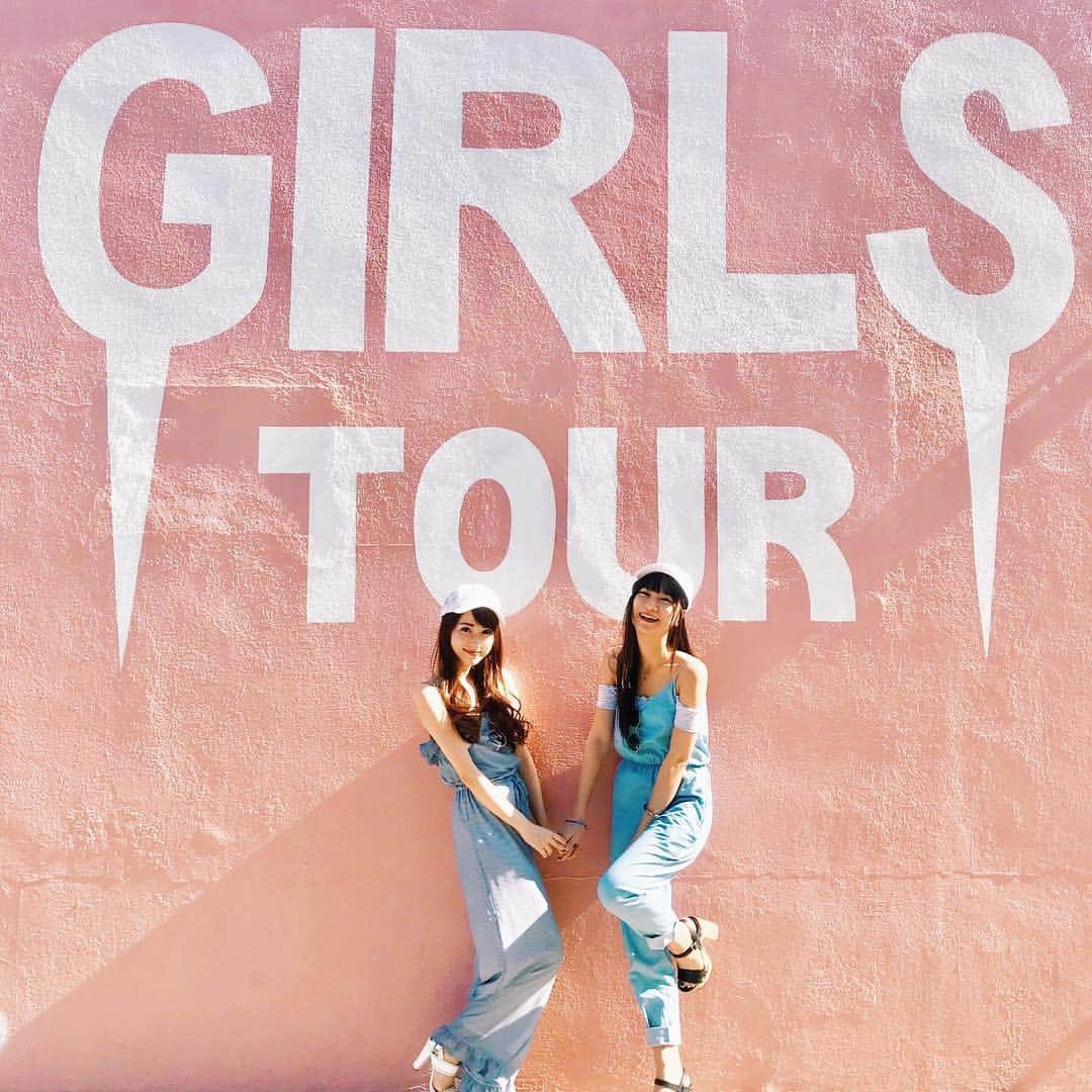 佐倉知里のインスタグラム：「. . #manythankswithlove #girlstour . ロスで過ごした幸せすぎた1週間。 . . 2年前いきなり単身ロスに飛び立った彼女。 びっくりするくらい成長してて、キラキラしてて、 ハリウッドの荒波にも負けずに、着実に前に進んで、 仕事も手にして。 かっこいい！感動しちゃった。 . . 沢山アテンドしてくれてありがとう。 沢山素敵なところ見させてくれてありがとう。 車の中も、寝るときも、 四六時中ずっと一緒で楽しすぎた！ . . 中学高校、部活も一緒で卒業してからも沢山バカして。 わたしが留学行って(誕生日に会いにきてくれた♡) 帰ってきたらすぐ彼女が海外行っちゃって。 . 生活はガラッと変わったけど、 会えばやっぱり全っっっ然変わってなくて🤣🤣🤣 (2人を知ってる人は察してくださいw) . これから先、日本でも彼女の活躍が見れる日を楽しみに私も日々日常をわたしなりに頑張ろうって思った😊 . . . これからも何が起こるかわからない人生を一緒に楽しんでいこうね！！！✨✨ . . #meandmygirl #sincewewere12yearsold  #partnerincrime . #品女 #安定 #行く行く詐欺常習犯」
