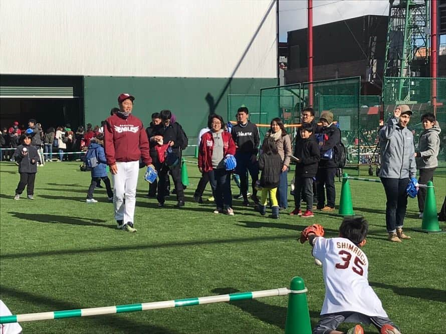 森原康平さんのインスタグラム写真 - (森原康平Instagram)「. . . 寒い中球場に足を運んで下さった皆様ありがとうございました‼︎ また、たくさん声をかけて下さってありがとうございました‼︎ . . 楽天ファンの方々は本当に心あたたかい人ばかりだなぁと改めて思った１日でした☺️ . . オフシーズンの１日１日を大切に過ごして、来シーズンに繋げたいと思います‼︎ . . #ファン感 #2018 #rakuteneagles  #森原康平 #恩返し」11月24日 17時56分 - kohei_morihara