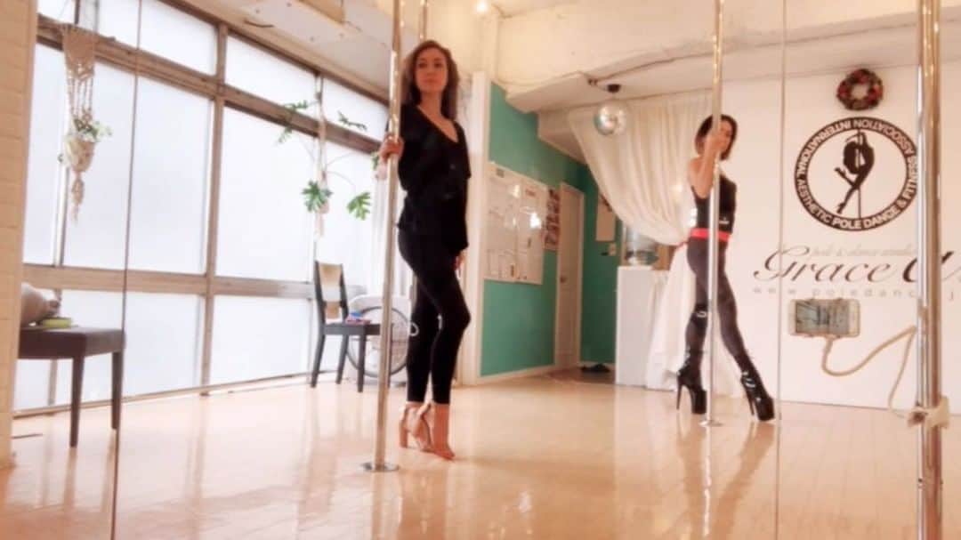 霧島れいかのインスタグラム：「泣けるくらいご無沙汰のLesson。 今日は大人の女性も気軽にレッスンできる エキゾチックダンスを初めて受けました💫 セクシーなスロームーブメントのダンスです❤︎ 簡単そうに見える動きなのですが 全身の筋肉を使います。 私のを見て分かるように腹筋背筋の 筋肉がないと脚が上がらずへっぴり腰 になってしまいカッコ悪いです…😂💦 でも気分があがりとても楽しい!! ポールの高度な技がいらないので 気軽に受けれます✨ これはマスターしたい! 楽しくて気分があがる素敵な時間だった！ #exotic#poledance#beginner #lesson#beautypole#体幹ゼロ  @gracea_official」
