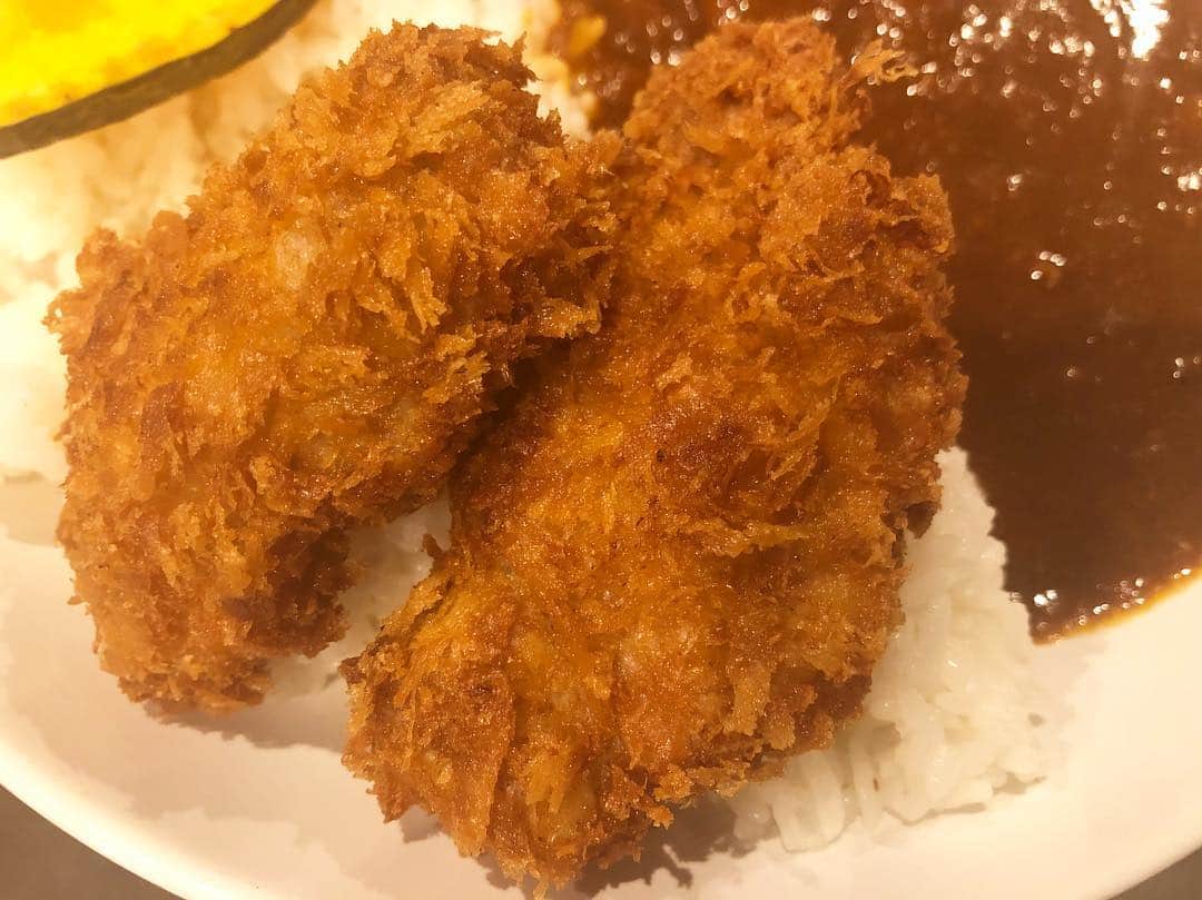 神崎恵さんのインスタグラム写真 - (神崎恵Instagram)「今日はなんだかカレーを食べたい日。 早い時間にお買い物をしてから、コトコト煮込んで17時には完成。 18時半にはみんなで食べ終わるという。 たまーのたまーにある奇跡 笑 今夜のカレーは、カレーペーストに、りんご、玉ねぎ、ニンニクをバイタミックスですりつぶしたものとトマト、ハチミツにコーヒーを隠し味に。 具材はキノコやパプリカ、玉ねぎ、人参、鶏肉。 すこしかために炊いた白米に、 素揚げにしたレンコン、オクラ、カボチャ、ごぼうを添えて。 美味しかった♡ ひと口カツのトッピングはお好みで、好きなだけ。」11月24日 19時11分 - megumi_kanzaki