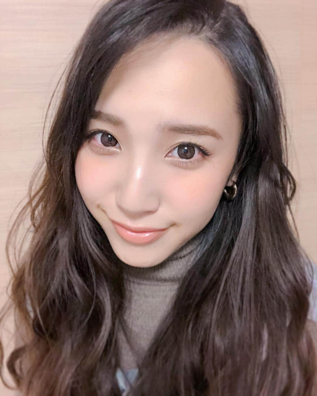 高橋茉莉のインスタグラム：「👀💛👀💜👀 . . また自撮りすんません… DMで1番多い質問を投稿に残しておきたくて😂 1番多いんじゃないかっていう質問は、カラコン👀のこと！ . 今は @glam_karakon のJillシリーズのchocolat Demi 使ってます🐥 前までは ディファイン使ってたんだけど ちょっとレンズを大きくしたくて色んなところの試した結果、これに落ち着きました👍🏼 . 本当にドライアイで合わないやつだと30分くらいで目痛くなってダメなんだけど、これは朝から晩まで🆗 . ドライアイに悩んでる人は是非😉(誰 . .  #質問率ナンバーワン #カラコン事情 #グラムレンズ #カラコン #自撮り失礼しました #よく見ると抱っこ紐 #以上母でした .」