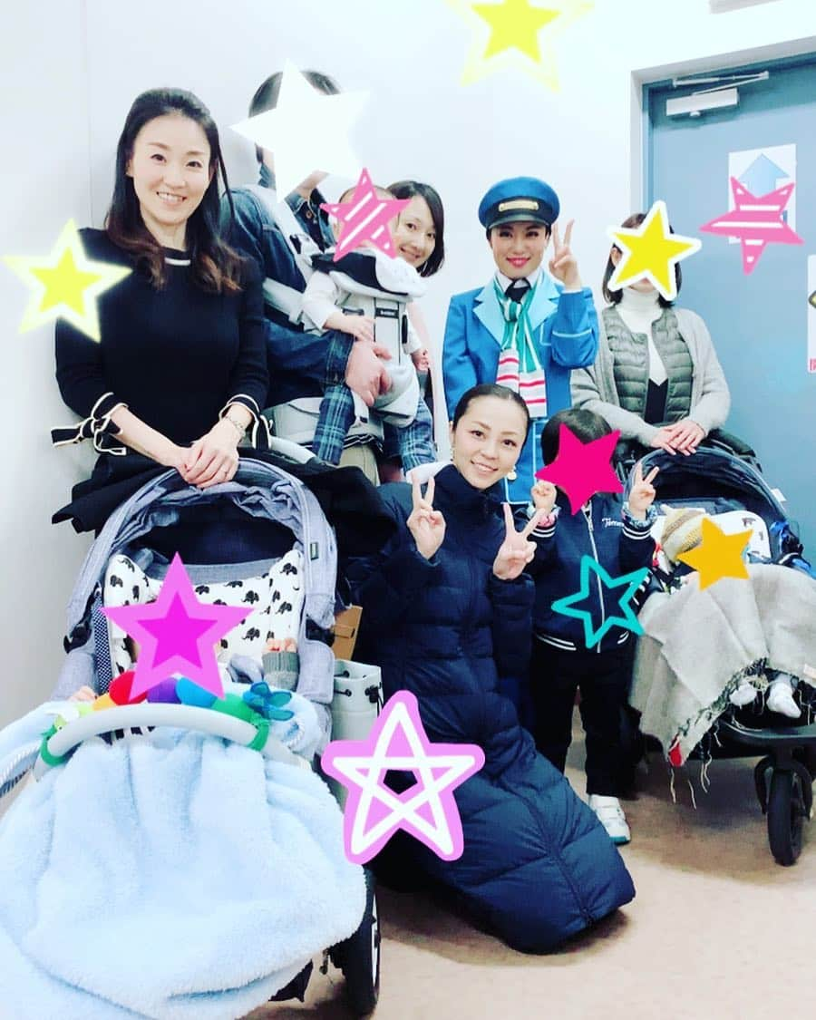 愛純もえりさんのインスタグラム写真 - (愛純もえりInstagram)「昨日の公演には、同期が子供ちゃん達を連れて見に来てくれました💕 . . 客席で同期が見守ってくれてるだけでものすごい安心感💕 やっぱ同期最高✨✨✨ . . 去年の事を覚えててくれたり、ガタゴトピッピ踊ってくれたり本当に嬉しかったよ🚂 . . みんなほんとにありがとう😊 幸せな夢のような公演でした❤️ . . #88期 #彩夏涼 ちゃん #花影アリス ちゃん #紗蘭えりか ちゃん #トーマスクリスマスコンサート」11月24日 18時58分 - moeri_aizumi