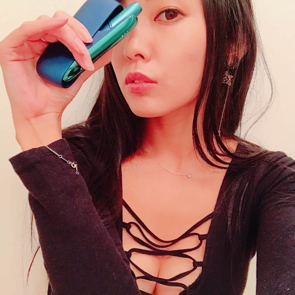 Ai（虫賀愛）さんのインスタグラム写真 - (Ai（虫賀愛）Instagram)「#IQOSThisChangesEverything #IQOSアンバサダー #IQOSJapan  先日 @iqos_jp にいただいたIQOS 3 と IQOS 3 MULTI をしばらく使っていて、本当に色々感激中😭💓 本体の質感が手触りが良くて、汚れもすっと気持ち良くとれる気がして、、🙆💓 女の子ってファンデついちゃった！よくあると思うんだけどそれをお掃除するのすら楽しい笑💓  チャージャーにホルダーを収める時、磁石だからスッと入ってくれる感触も好き😍💓 (なかなか伝わらないと思うから動画にしたよ！スワイプしてね)  あとはもう、充電時間約40秒も短縮されたのはほんとにありがたい🤣  使おうとしたらまだ充電中、ということがほとんどなくなってほんとに便利💓  成人喫煙者のみなさん「IQOS 3」と「IQOS 3 MULTI」の販売場所や詳細についてはIQOSのウェブサイトにてチェックしてください！ ※成人向けの本製品には、リスクがないわけではありません。」11月24日 19時02分 - ai.mushiga